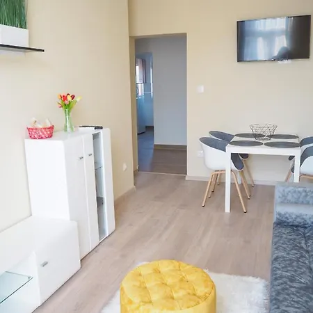 Apartmanhaz Lägenhet *