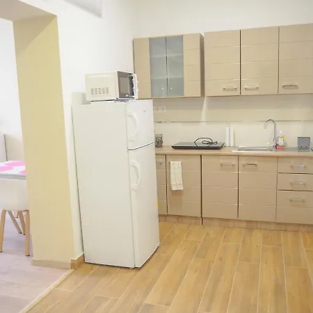 Apartmanhaz Lägenhet *