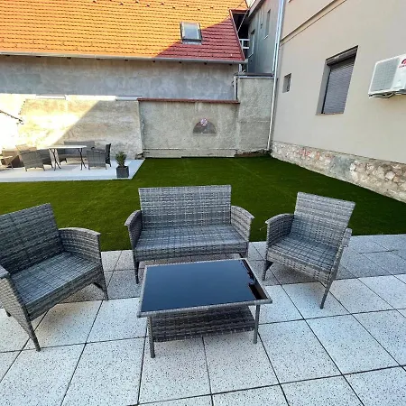 Apartmanhaz Lägenhet